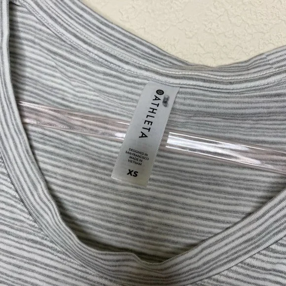 Athleta Cloudlight Stratus Short Sleeve Lightweight Striped Athletic Tee Size XS - Picture 4 of 4